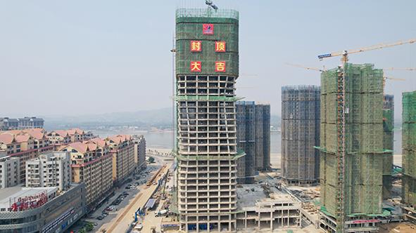 老挝鑫越城市中心项目酒店主体结构顺利封顶.jpg