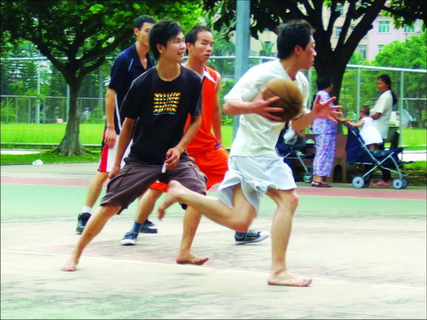 与当地职工举行赤脚篮球赛.jpg