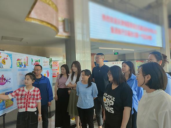 观看书画展照片.jpg