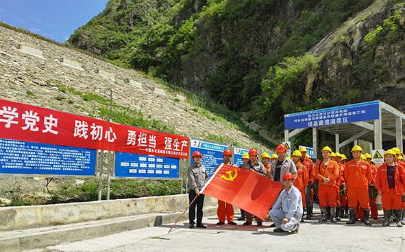 党史学习教育进班组 掀起施工新高潮 摄影：徐文峰(1).jpg