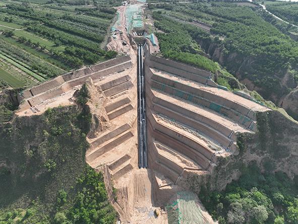 引汉济渭二期工程北干线输水管道施工ⅵ标咸阳塬斜坡压力钢管安装顺利完成.jpg